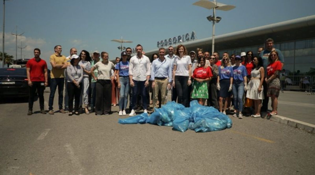 Ministarka i zaposleni čistili prostor ispred aerodromske zgrade