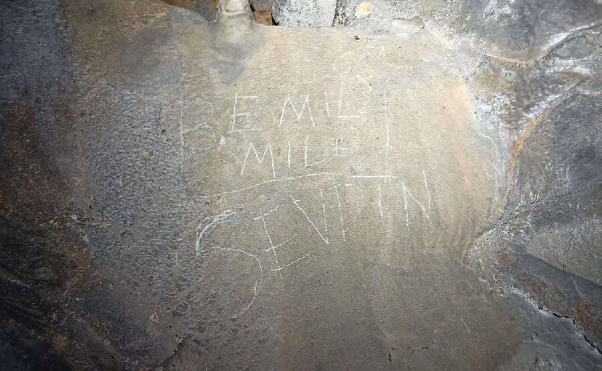 Đalovića pećina na meti vandala: Ispisali imena, uništili ukrase