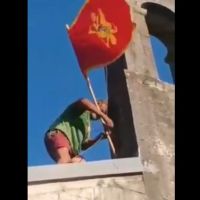VIDEO – Građani skidaju državne zastave sa crkava: “Neću da je uništavam, ali ovo je zlo što rade”