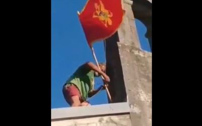 VIDEO – Građani skidaju državne zastave sa crkava: “Neću da je uništavam, ali ovo je zlo što rade”