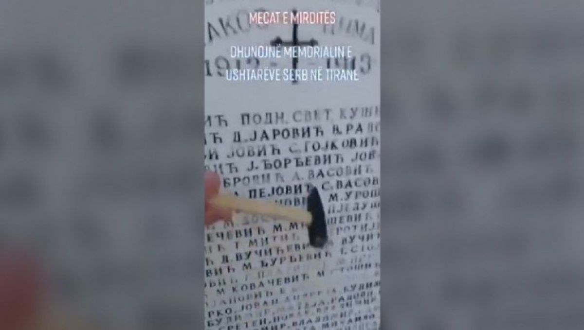 VIDEO- Vandali urinirali i čekićem udarali po spomeniku srpskim vojnicima u Tirani