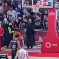 VIDEO – Sveštenik pomogao Zvezdi: Ometao košarkaša Asvela na penalu
