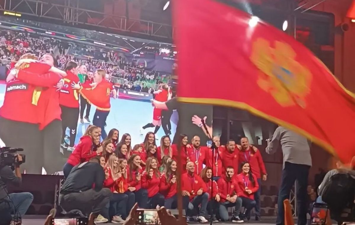 VIDEO – Lavicama opet „sude“: Na proslavi u hotelu Podgorica ponovo zapjevale pjesmu Škora i Thompsona