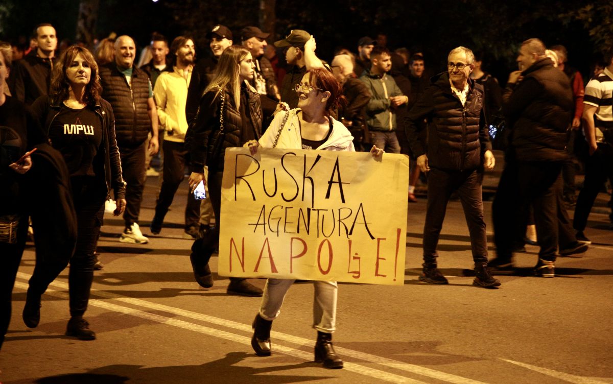 Građani protestuju ispred Skupštine; Vuksanović Stanković: Hoće da državu bace na koljena i uvedu u “zatvoreni Balkan”