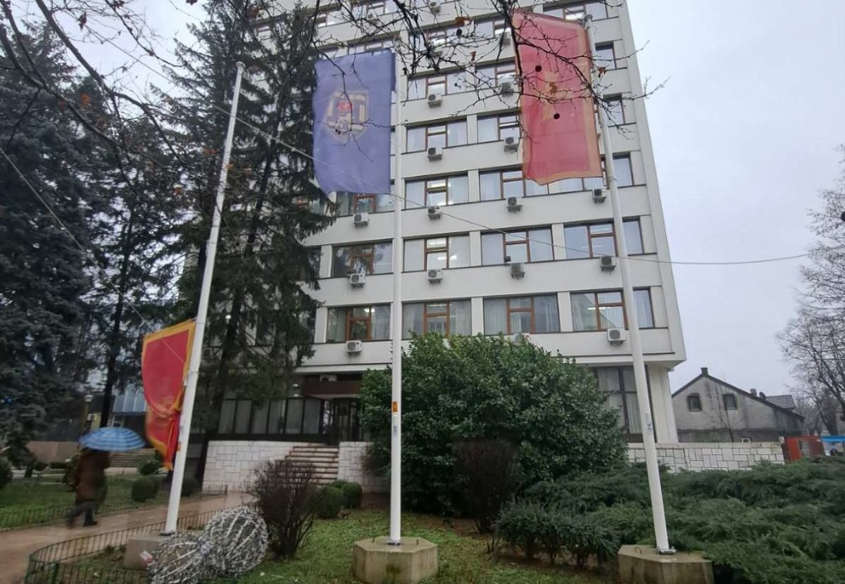 Opština Nikšić: Državna zastava pala s jarbola usljed pucanja sajle