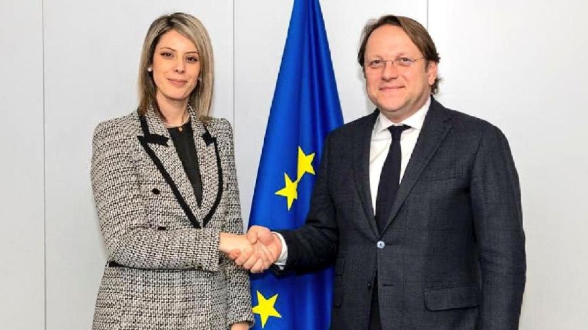 Novaković Đurović sa Varheljijem: Blokada pregovora sa Crnom Gorom nije na dnevnom redu Evropske komisije