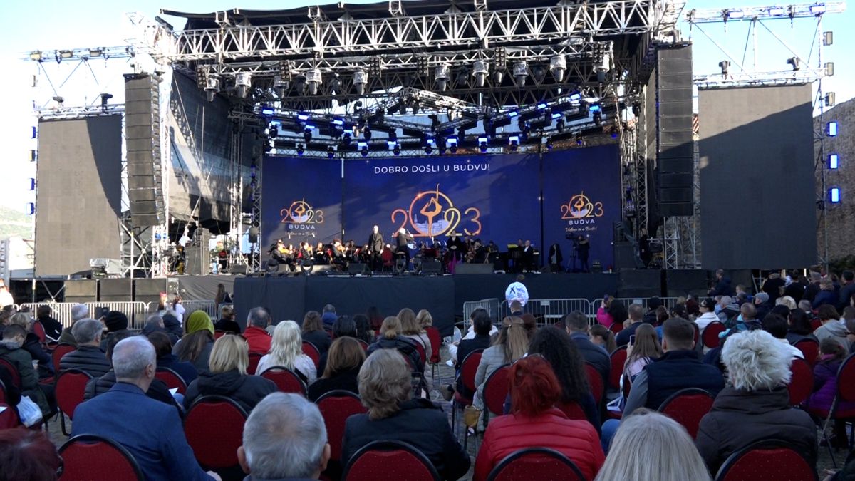 FOTO – Prvi januarski dan uz opere i arije: Koncert „Muzika raspoloženja“ održan u Budvi