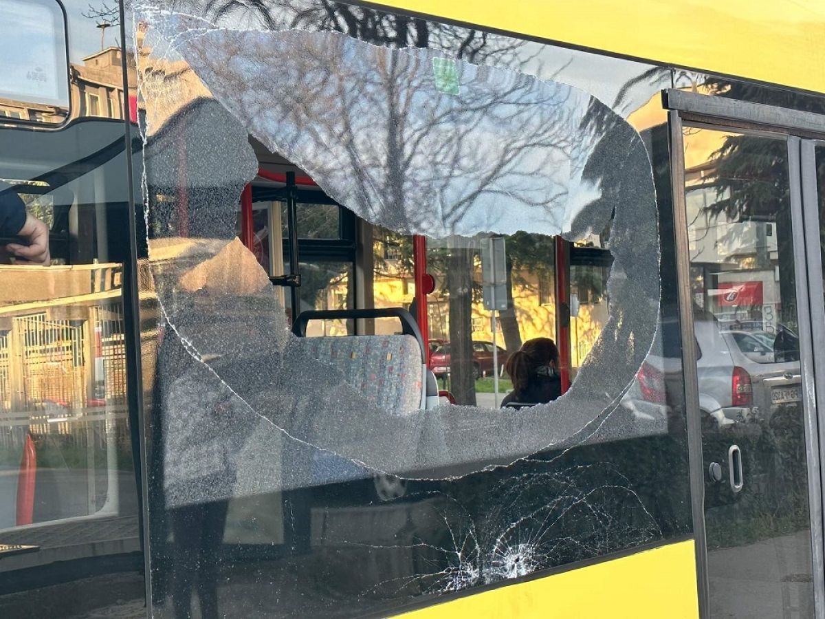 SKANDAL U PODGORICI: Djecu prvog dana drugog polugođa prevozili autobusom sa slomljenim staklom