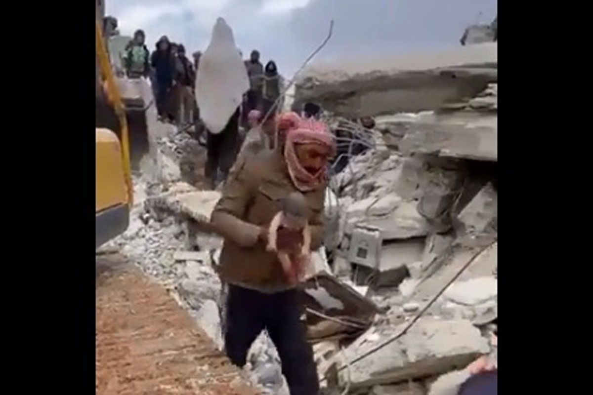 VIDEO- Porodila se dok su je izvlačili iz ruševina