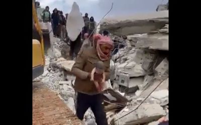 VIDEO- Porodila se dok su je izvlačili iz ruševina