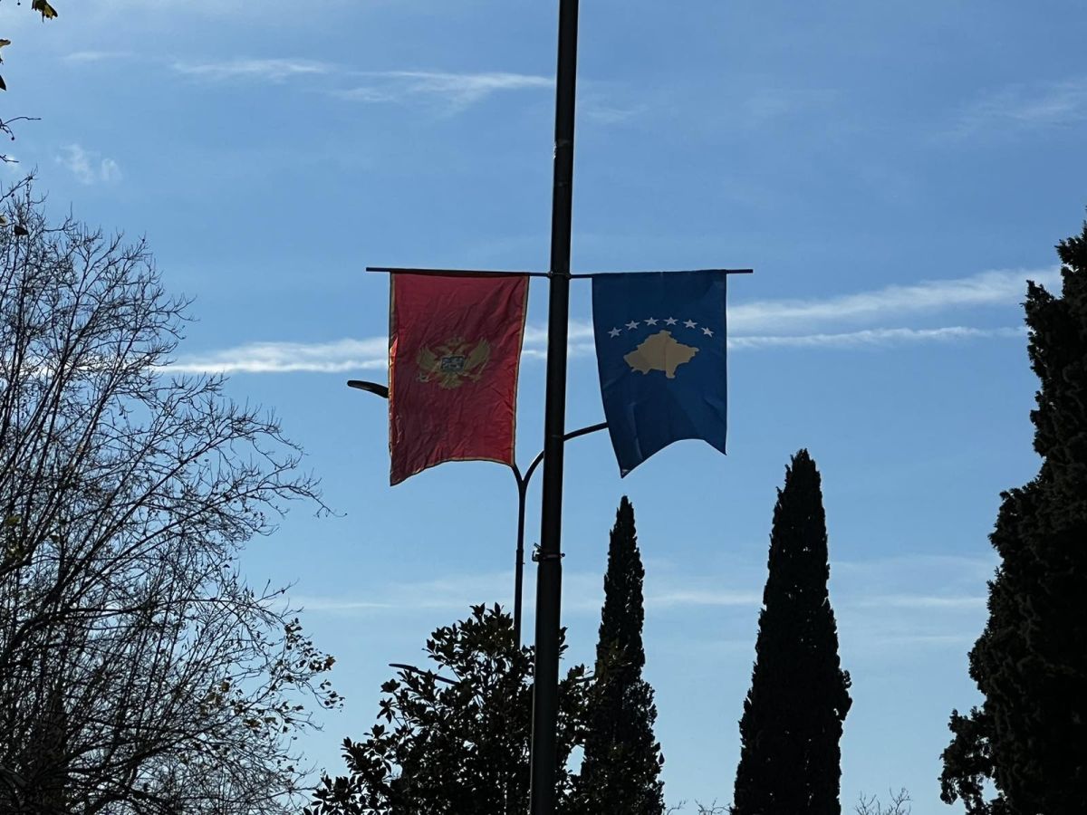 SKANDAL: Zastave nepriznate države Kosovo se vijore Podgoricom!