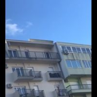 Vjetar odvojio dio krova na zgradi u Podgorici, prolaznici ugroženi