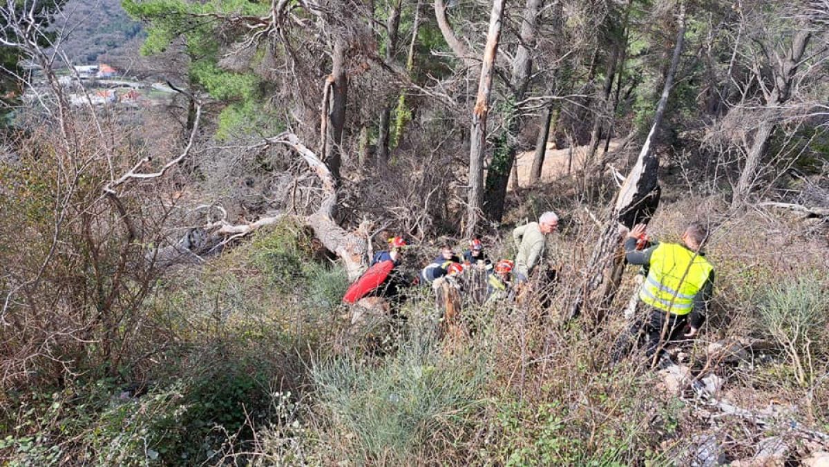 Automobil sletio u provaliju iznad Kotora, vatrogasci spasili dvije osobe