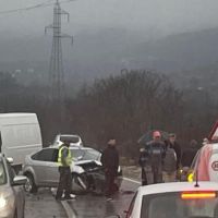 Na putu Podgorica – Cetinje vozilo udarilo u stijenu, jedna osoba povrijeđena