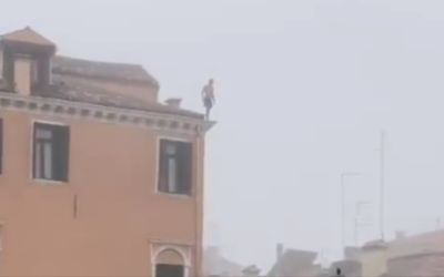 VIDEO – Gradonačelnik Venecije traži novog “idiota” – ovaj je skočio s trospratnice u kanal