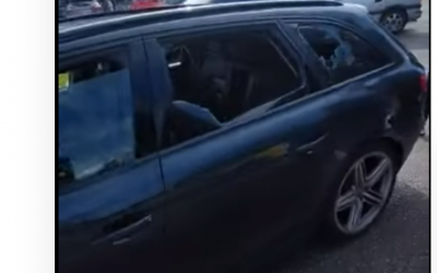 VIDEO – Incident ispred OŠ „Oktoih“: Sukobili se zbog saobraćaja, pa polupali automobil