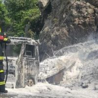 Zapalilo se vozilo na putu Podgorica-Cetinje, nema povrijeđenih