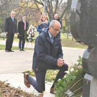 Njemački poslanik na koljenima pred spomenikom Milice Rakić: Ovaj spomenik je NATO demokratija
