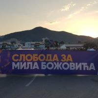 FOTO/VIDEO – Građani blokirali kružni tok u Budvi, traže oslobađanje Božovića