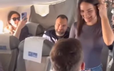 VIDEO – Romantična prosidba na letu Podgorica – Beograd