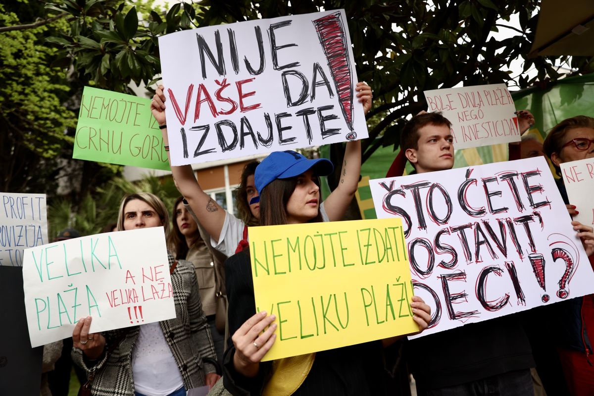 FOTO – Protest ispred Skupštine: Zakup plaža je bio paravan za plan Milojka Spajića