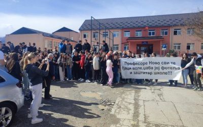 Đaci bjelopoljske gimnazije podržali profesora kojem ne dozvoljavaju da predaje