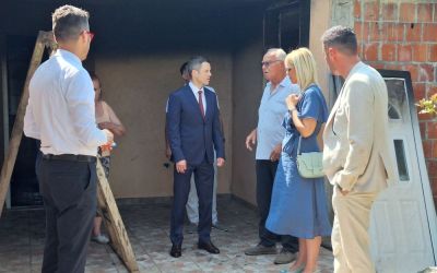 Mujović obišao porodicu Ćetković čija kuća je izgorjela u požaru: Život je sačuvan, a sve ostalo ćemo uz zajednički trud nadomjestiti