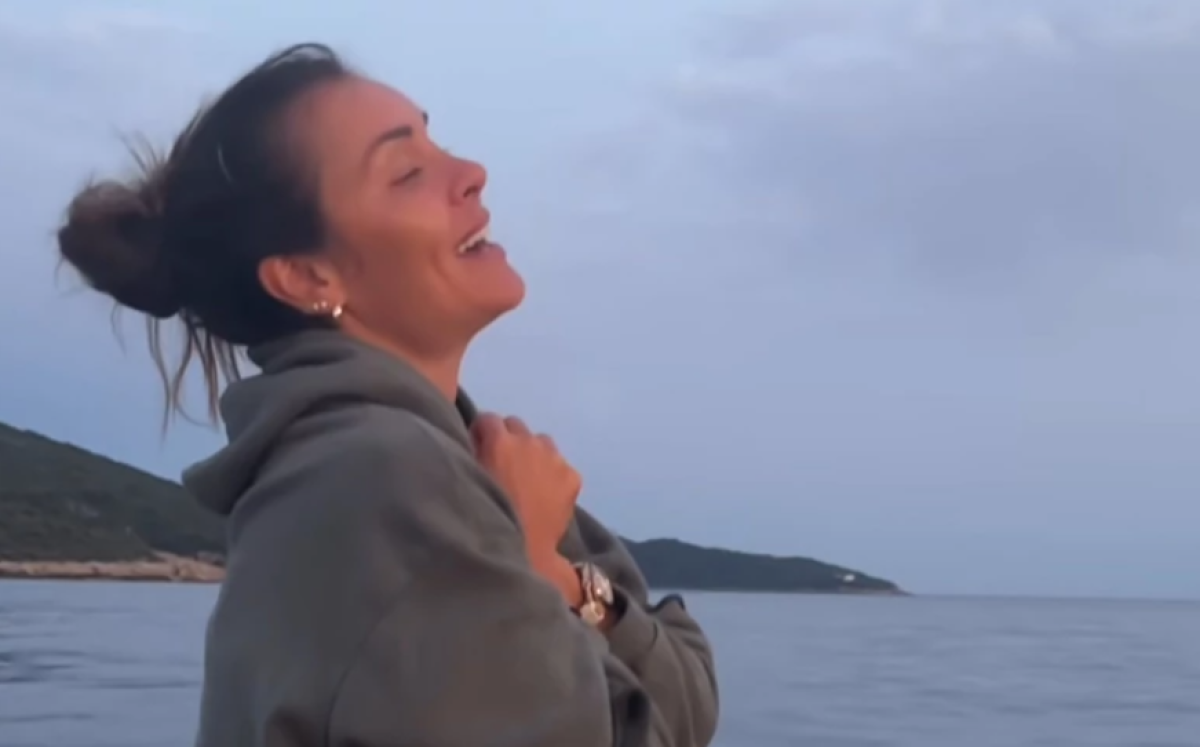 VIDEO – Dragana Mićalović zapjevala na čamcu: Glumica u duksu i bikiniju pustila glas i oduševila mnoge