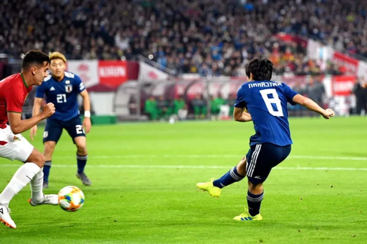 VIDEO- Japanac doveo familiju na tribine, pa dobio crveni karton nakon 20 sekundi