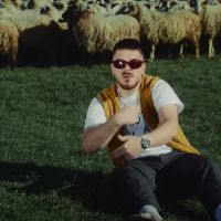 VIDEO – Prevazišao i Desingericu, hrvatski reper gađao publiku pršutom: “Ovo postoji samo na Balkanu”