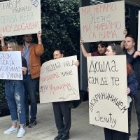 FOTO/VIDEO – Protest ispred Nikšićkog pozorišta: Traže ostavku izvršnog direktora Janka Jelića