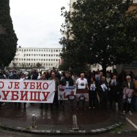 FOTO – Građani i danas protestovali ispred Višeg suda: Ko je ubio Ljubišu Mrdaka?
