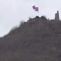Ponovo se vijori srpska zastava na tvrđavi u Zvečanu