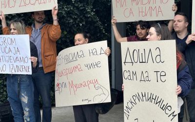 FOTO/VIDEO – Protest ispred Nikšićkog pozorišta: Traže ostavku izvršnog direktora Janka Jelića