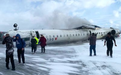 VIDEO – Putnik snimio izlazak iz aviona koji se srušio, okrenuo naopako i zapalio