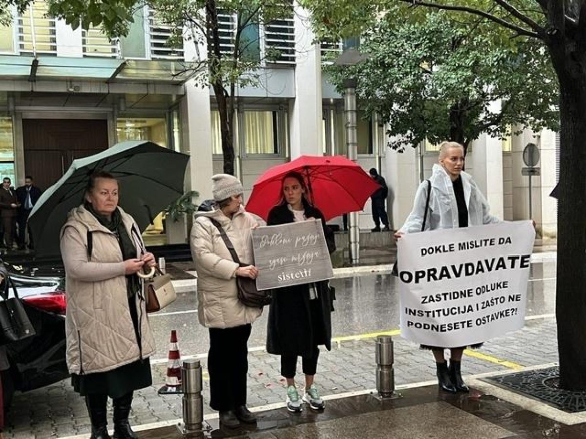 Protest ispred Vlade: Za pet godina ubijeno 17 žena