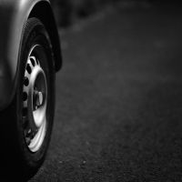 Zašto nije bezbjedno voziti automobil sa zimskim gumama i tokom ljeta