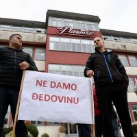 FOTO – Protest ispred “Plantaža”: Ne damo đedovinu; Kompanija: Neutemeljeni navodi da prodajemo imovinu mještana