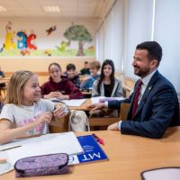 FOTO – Milatović u posjeti Osnovnoj školi ,,Radojica Perović”: Ovo je jedan od najljepših dana od kada sam predsjednik