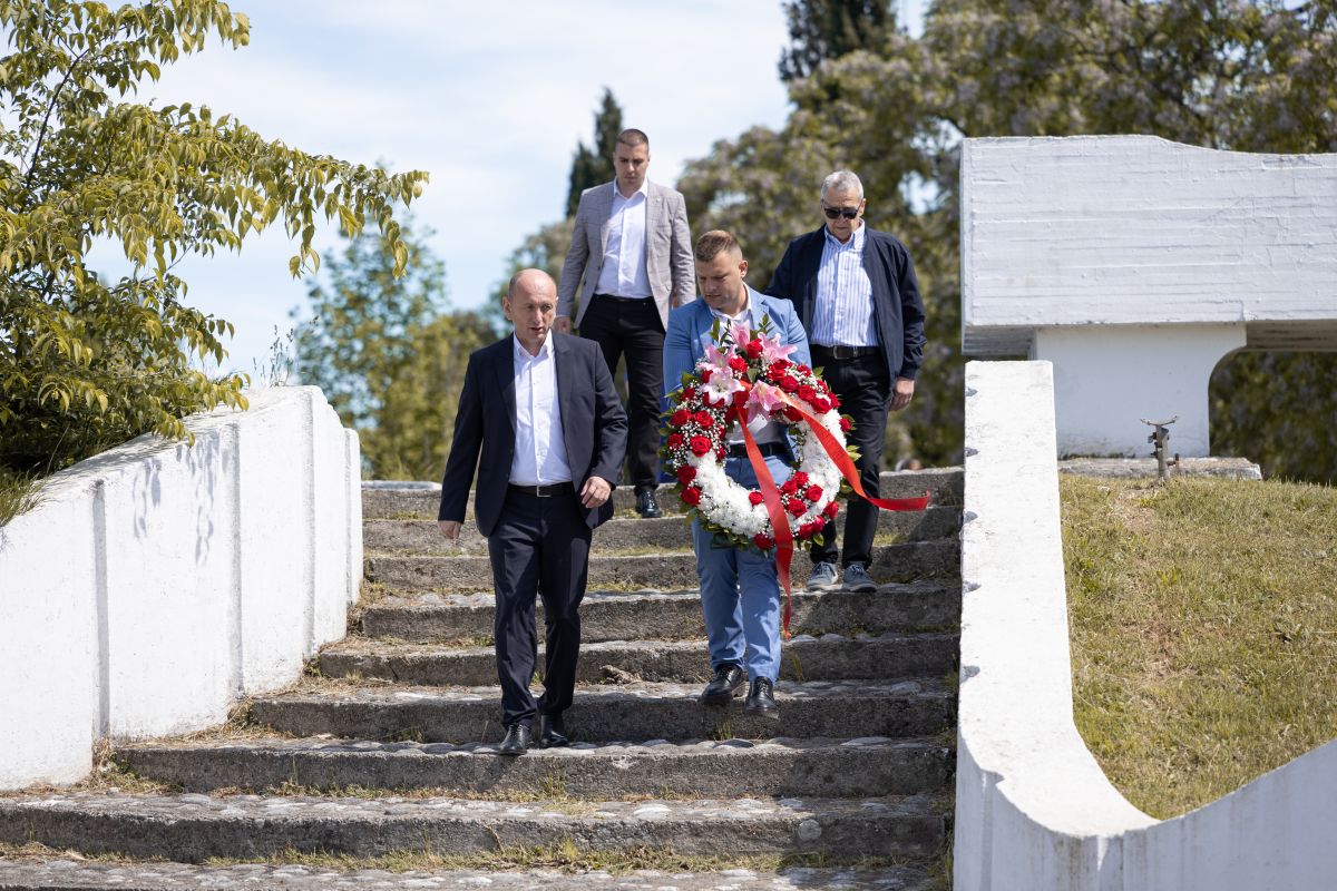 Knežević i Asanović položili vijence na spomen-kompleks u Anovima