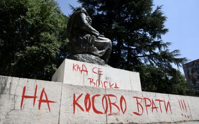FOTO GALERIJA – Oskrnavljen Njegošev spomenik u Podgorici: Ispisan grafit “Kada se vojska na Kosovo vrati”