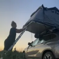 FOTO – Glumica Hristina Popović u Crnoj Gori spava na krovu automobila: Napravila montažni smještaj i uživa pod vedrim nebom