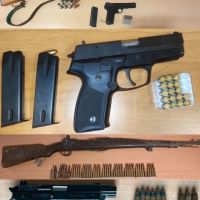 Oduzete puške, pištolji i municija pretresima u Nikšiću i Pljevljima, uhapšena jedna osoba