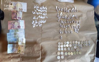 Kod Podgoričanina pronađeno 107 zamotuljaka kokaina i heroina, novac, vazdušna puška