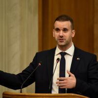 Premijer ponižava sve poslanike, i vlasti i opozicije