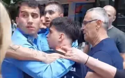 VIDEO – Kosovski policajac držao za vrat i maltretirao srpskog maturanta u Kosovskoj Mitrovici, spasili ga građani