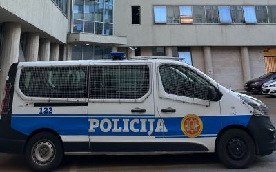Podgoričanin osumnjičen da je tukao partnerku, zabranio da izađe iz stana, pa ucjenjivao snimcima