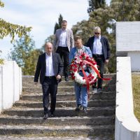 Knežević i Asanović položili vijence na spomen-kompleks u Anovima
