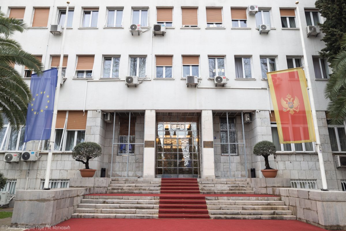 FOTO – Crna Gora žali, zastave na Skupštini na pola koplja