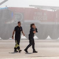 FOTO – Romantična scena na aerodromu o kojoj priča cijela Srbija: Vatrogasac zaprosio policajku